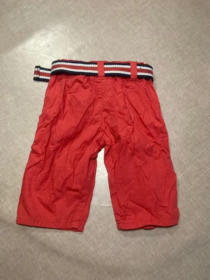 🔴 Bermuda rouge Kiabi avec ceinture – 3 ans (90-97 cm) - photo numéro 2