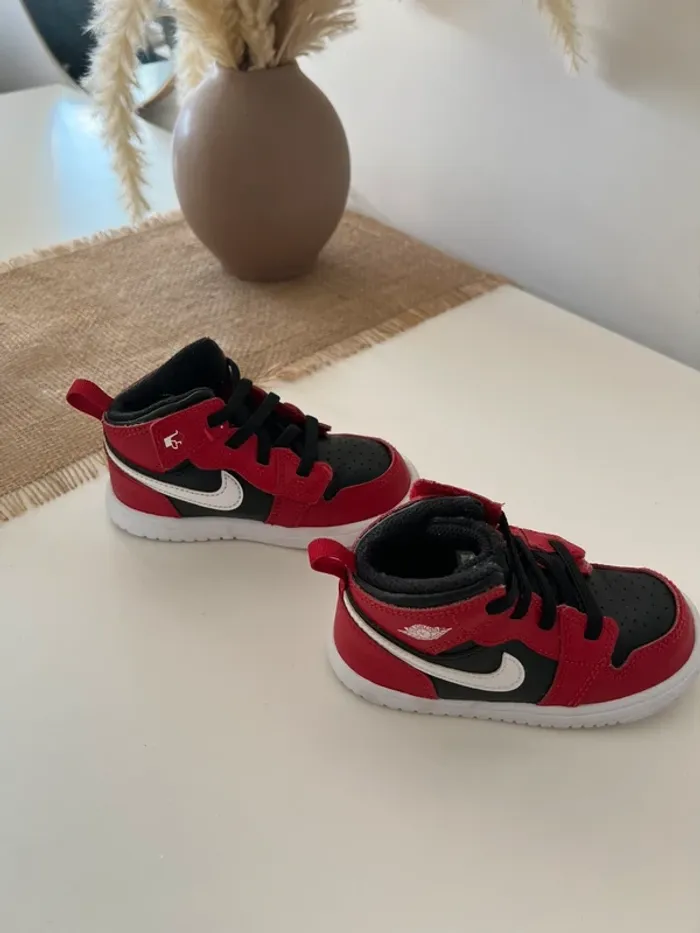 Baskets Jordan montantes rouge taille 25 - photo numéro 2