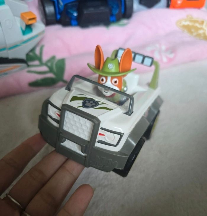 Véhicule et figurine Tracker