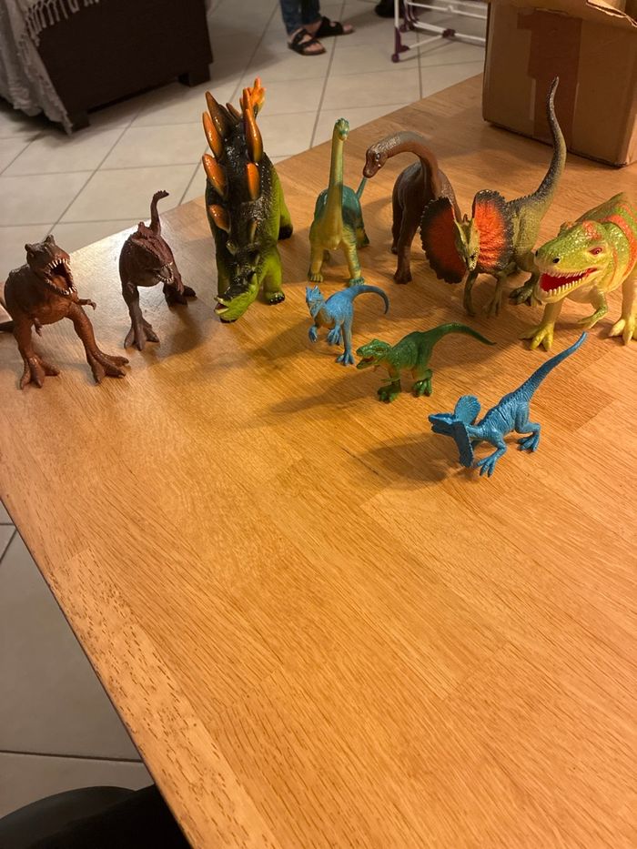 Lot de 10 figurines dinosaures neuves