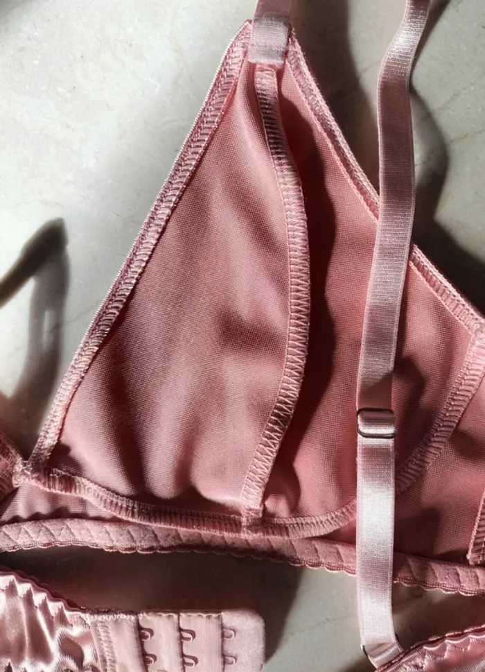 Ensemble lingerie rose saumon brillant - soutien-gorge triangle et string - photo numéro 2