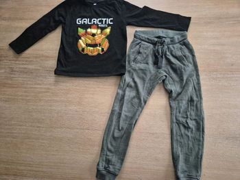 Jogging ̂g et tshirt ML 6 ans