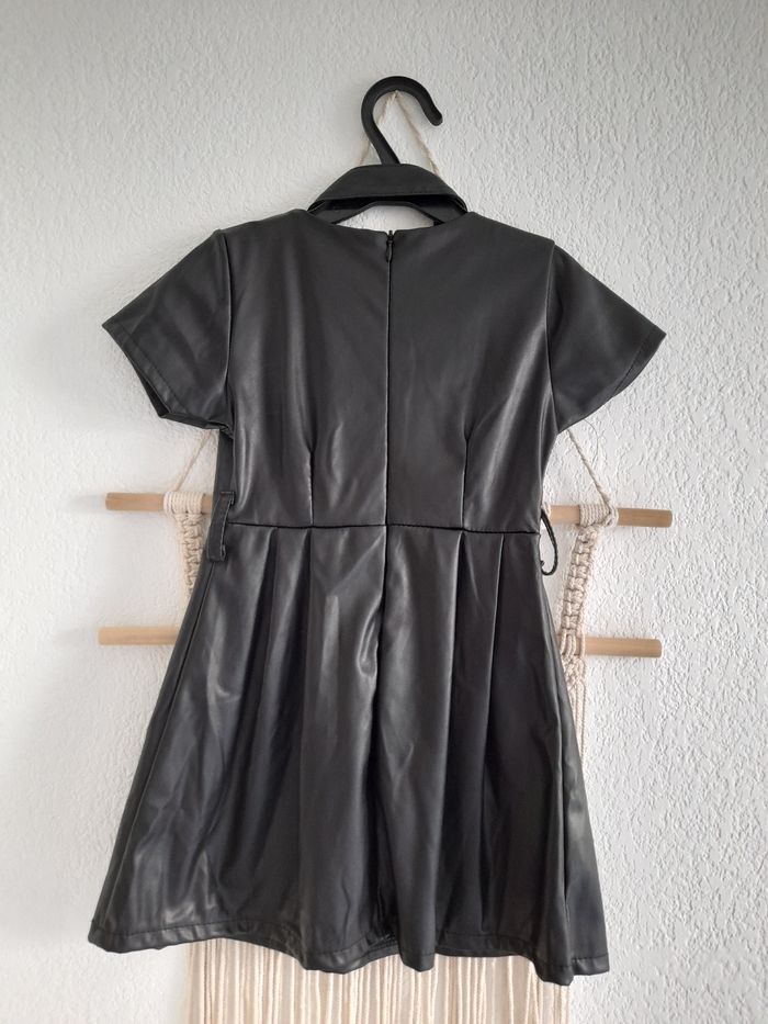 Jolie robe en simili cuir noir avec ceinture 4 ans - photo numéro 2