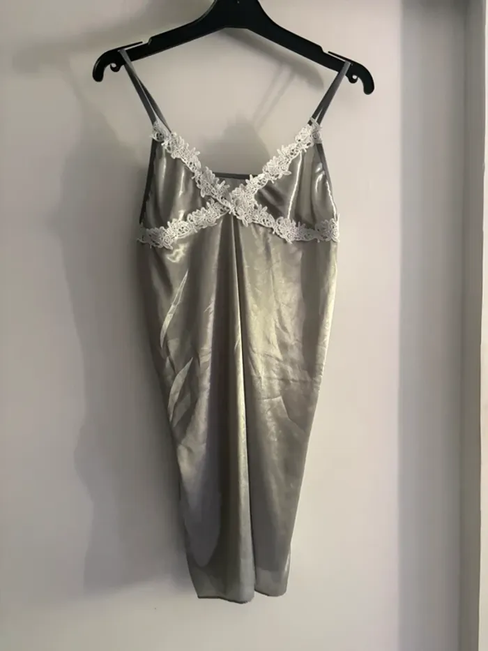 Lot nuit 4 pièces satin gris perle dentelle blanche – chic & sexy - photo numéro 5