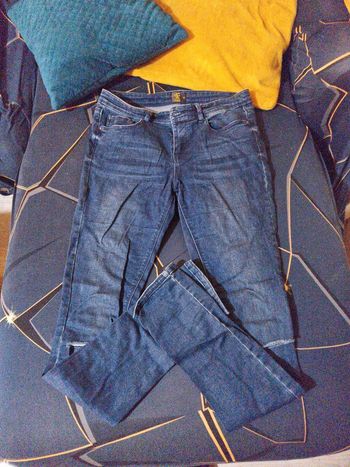 Jean ouvert aux genoux