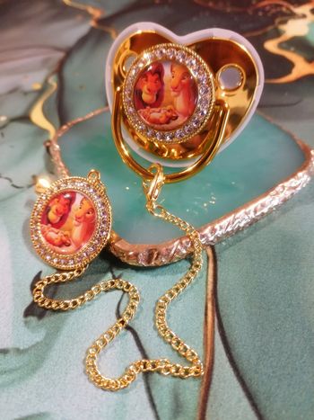 Sucette, tétine avec attache simba le roi lion