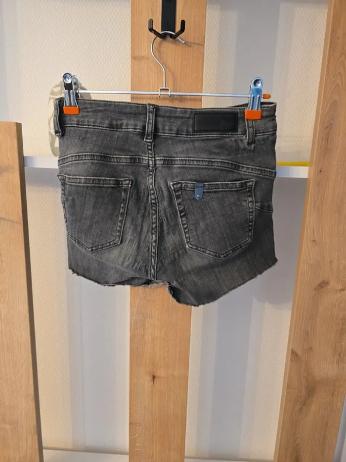 Short gris - photo numéro 2