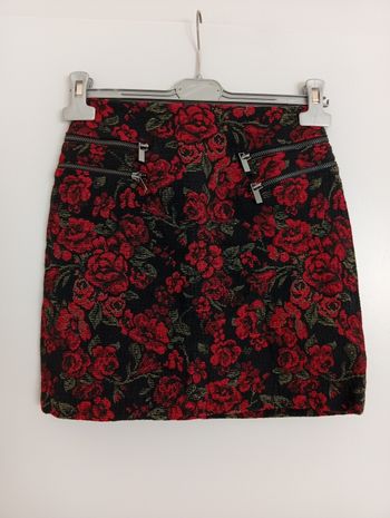 Jupe noire à fleurs rouges t34