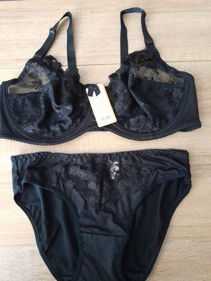 soutien gorge dentelle noire 95D + culotte L