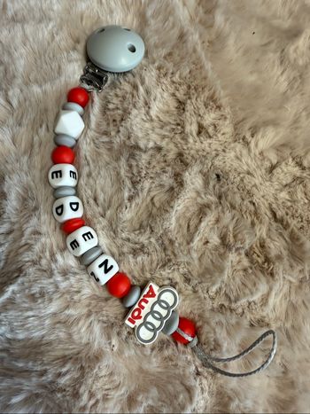 Attache tétine Audi