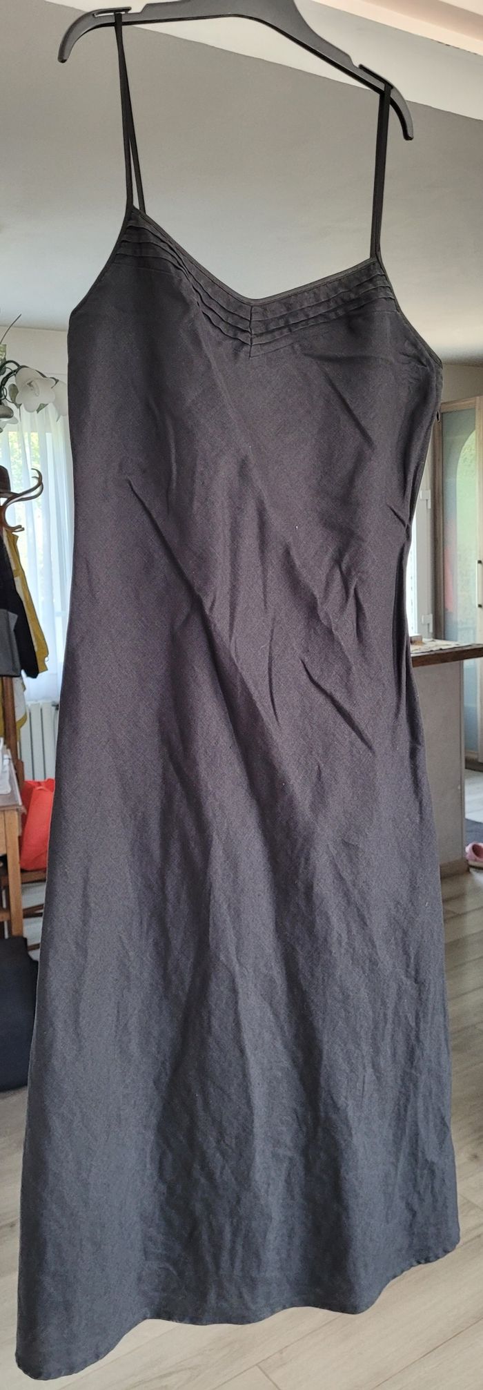 Robe noire à fines bretelles - photo numéro 2