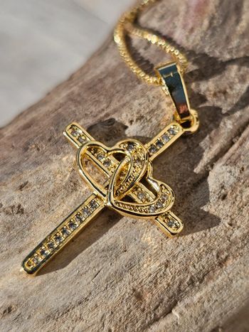 Collier croix cœur doré