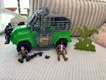 Voiture et figurines 