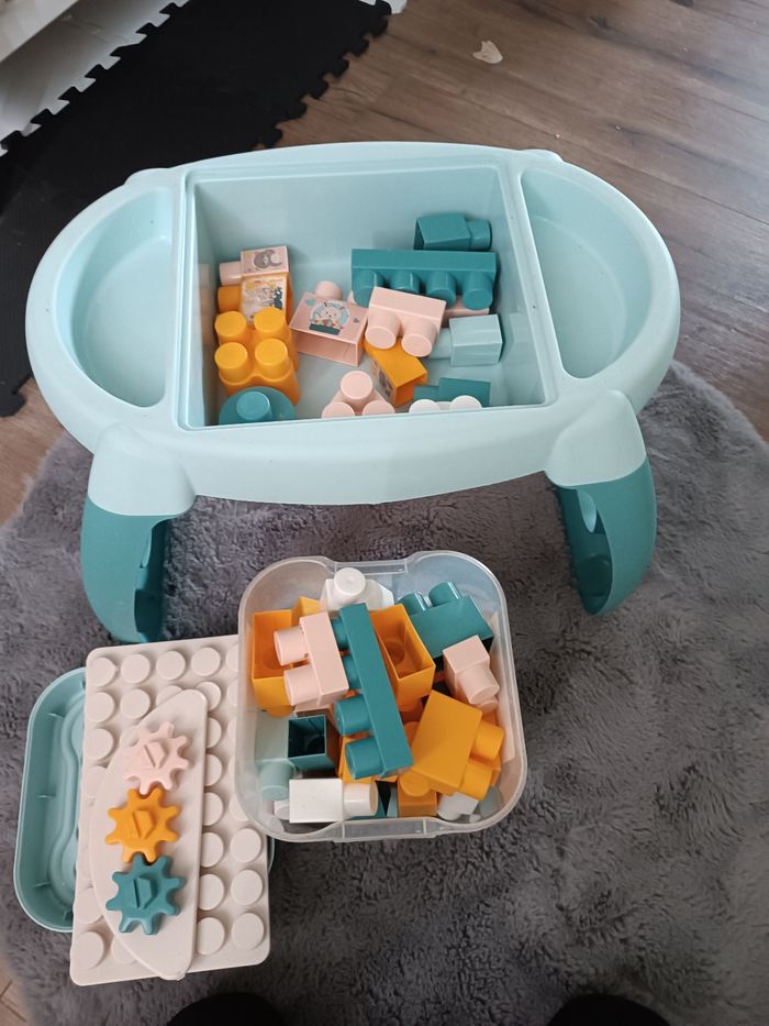 Table + boîte lego - photo numéro 6