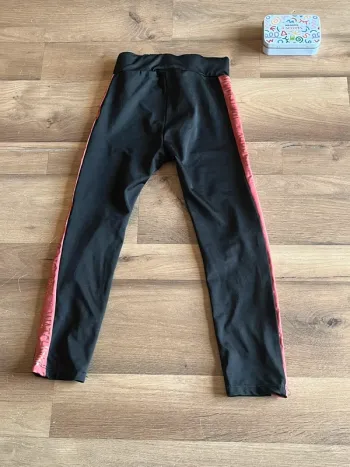 Je vend un pantalon fille élastique taille 5 ans 108-113cm très bon état