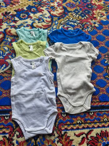 Lot bodys taille 3 mois manche courtes