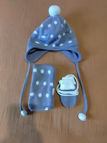 Lot bonnet+écharpe+moufles 6/12 mois obaibi