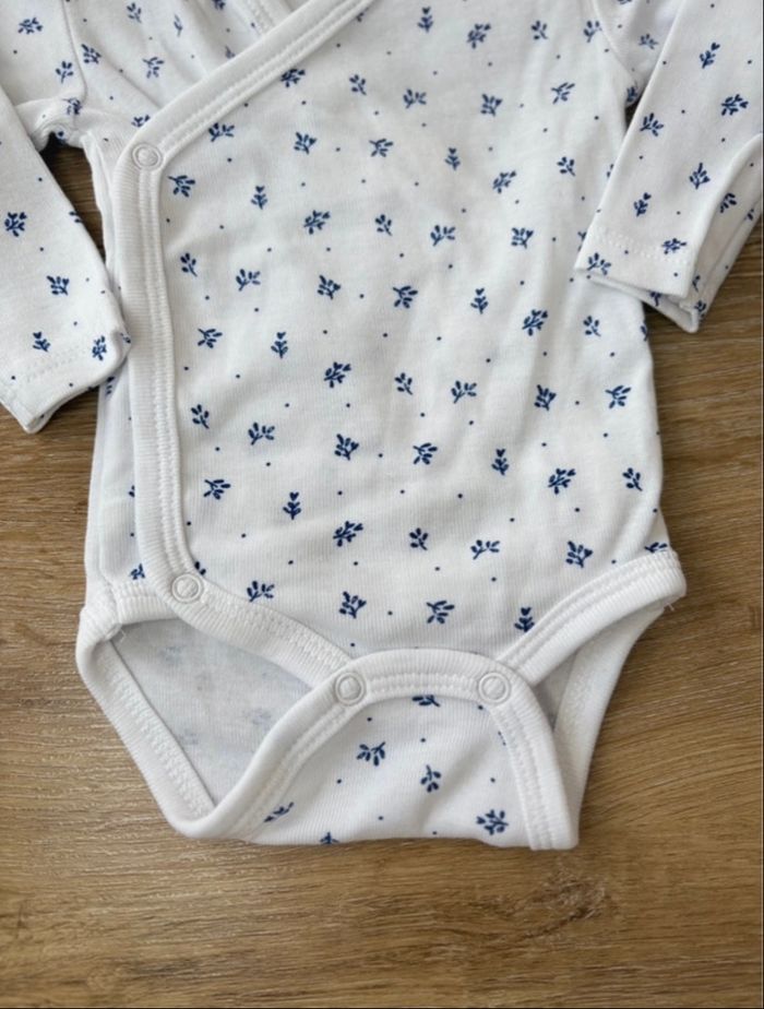 Body blanc avec motifs bleus bébé fille - 1 mois - photo numéro 2