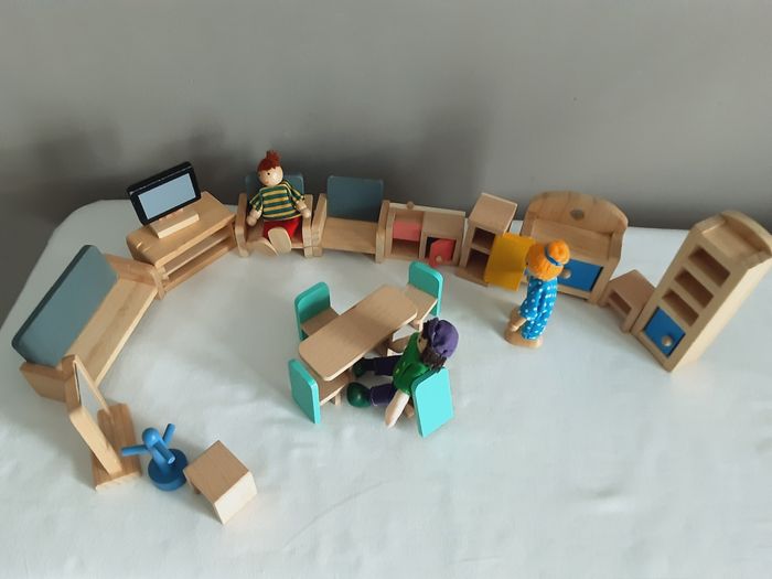 Petits meubles en bois pour maison de poupée - photo numéro 3