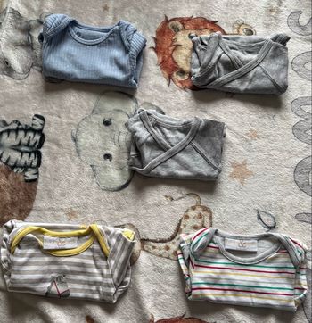 Lot de 5 bodys à manches courtes taille 1 mois 