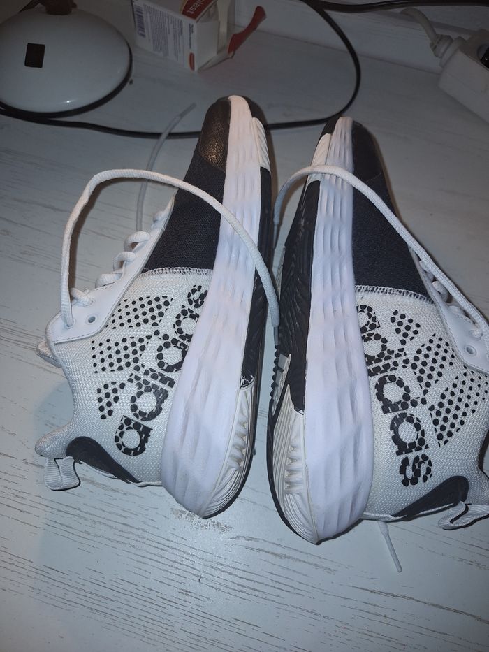 Une paire de basket adidas noir et blanc - photo numéro 2