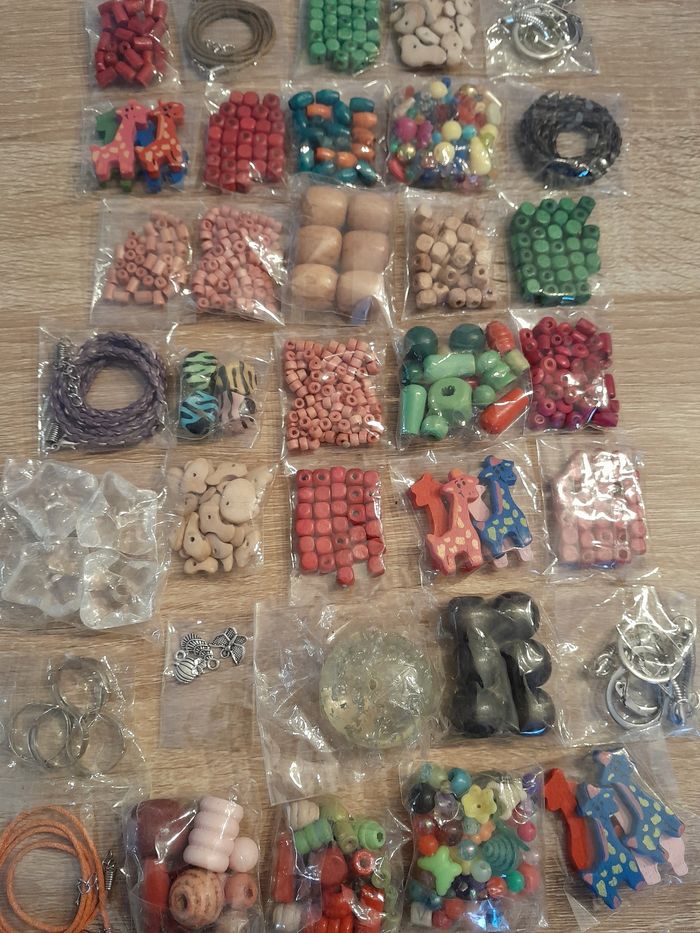 Lot de 40 sachets de perles et accessoires - photo numéro 5