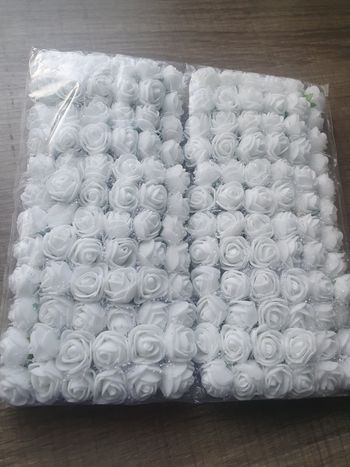 Lot de 144 roses blanches pour  scrapbooking  ou activité créative