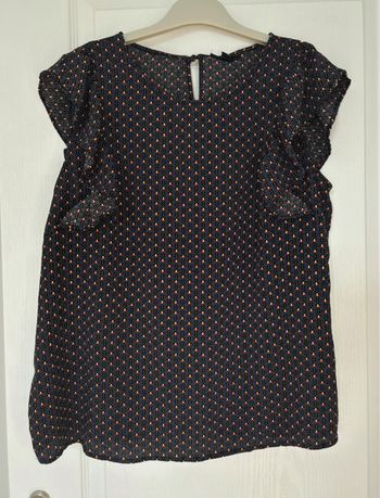 Blouse bleu marine à motifs jaunes, rouges et noirs