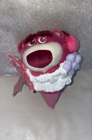 Disney Store - Peluche Lotso Glace (Scented) - Neuve avec étiquette- Rose