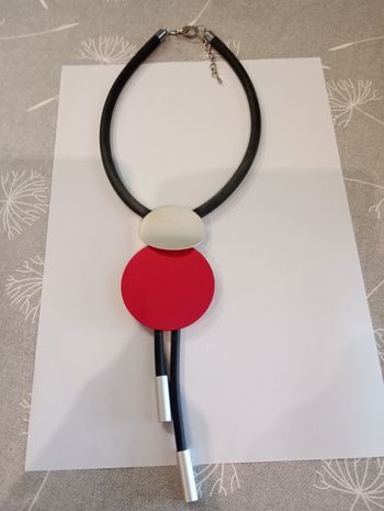 Collier caoutchouc fuchsia et argenté