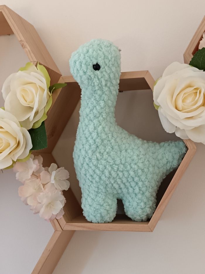 Peluche Dinosaure vert menthe au crochet - photo numéro 2