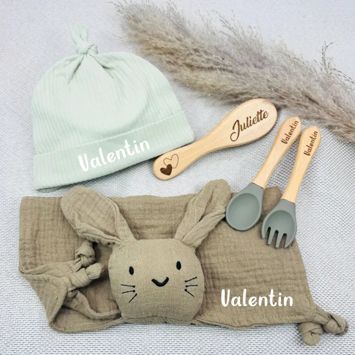 Coffret Naissance Bébé Personnalisé – Doudou Lapin, Bonnet, Brosse & Couverts - photo numéro 2