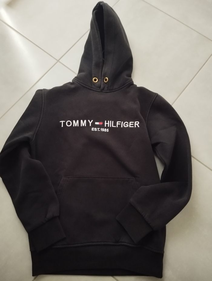 Sweat Tommy Hilfiger Taille : L ( je pense 10/12 ans) Prix : 20 € - photo numéro 2