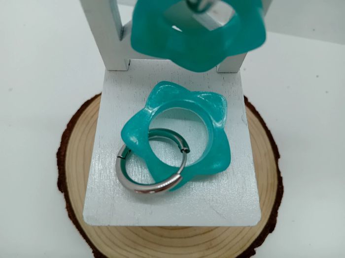 Boucles d'oreilles anneaux grandes fleurs vertes - photo numéro 3