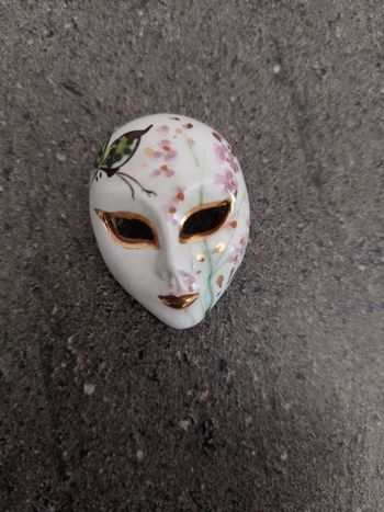 Broche masque vénitien porcelaine
