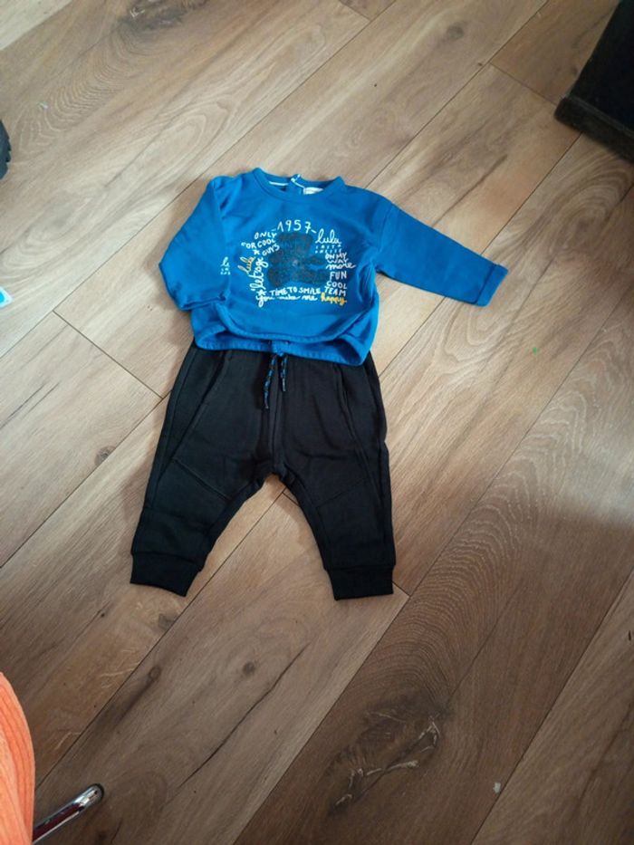 T-shirt manches longues avec son jogging noir