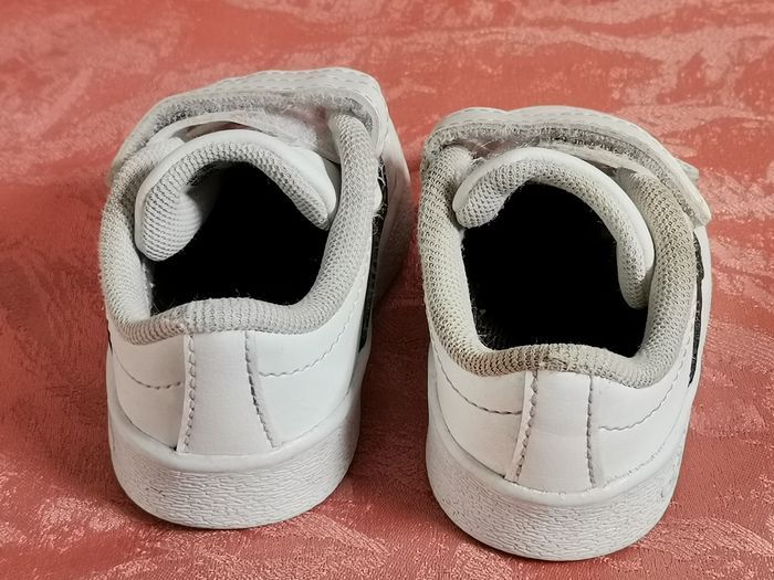 Basket blanche Adidas taille 18 unisexe - photo numéro 6