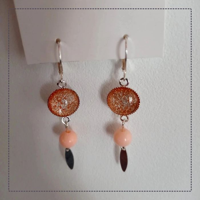 Paire de boucles d'oreilles avec cabochon rond orange/rose pailleté