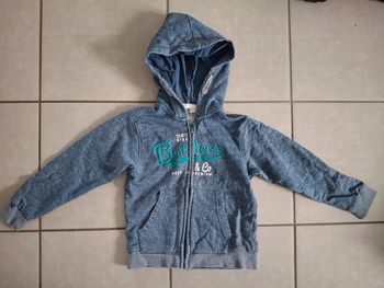 Veste zippé z très bon etat 5 ans