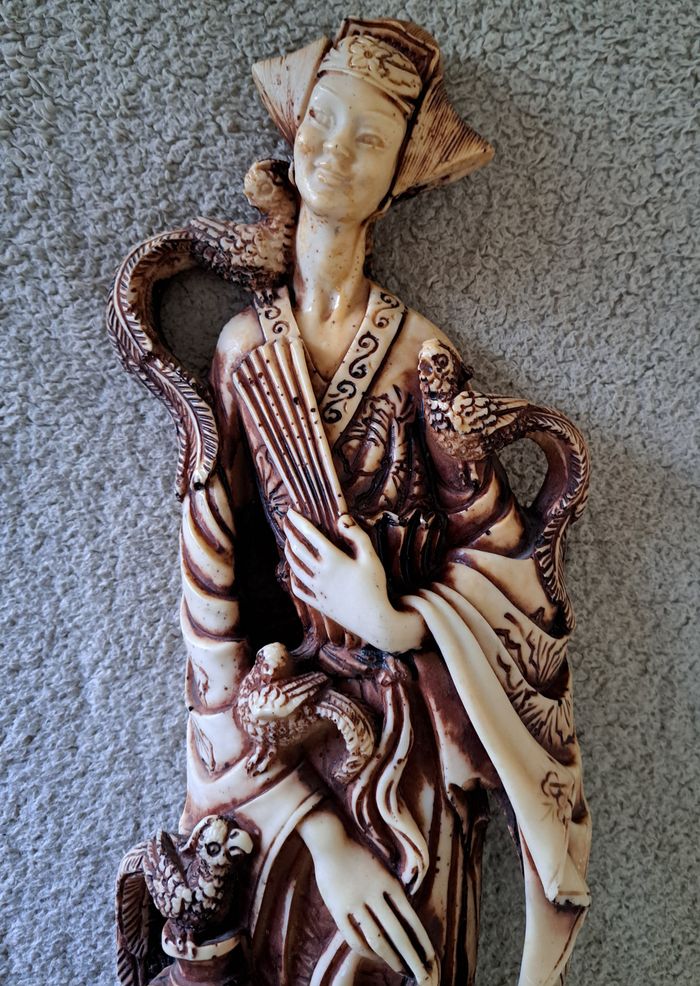 Grande statuette en résine Geisha signée A.G. - photo numéro 2