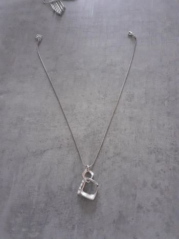 Collier pendentif carre