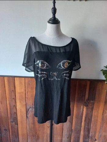 Tee-shirt noir avec des perles en forme de chat epaule voile