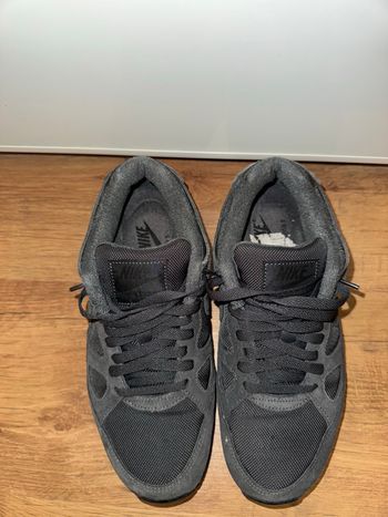 Baskets Nike noires / gris foncé – taille 42 – bon état