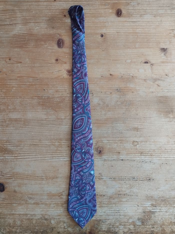 Cravate Bordeaux Élégante avec Motifs - Intérieur bleu - TBE - photo numéro 3