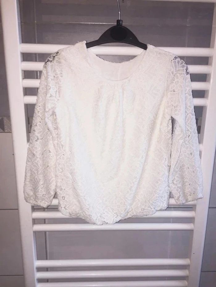 Haut brodé blanc 6 ans en tbe à 7 euros