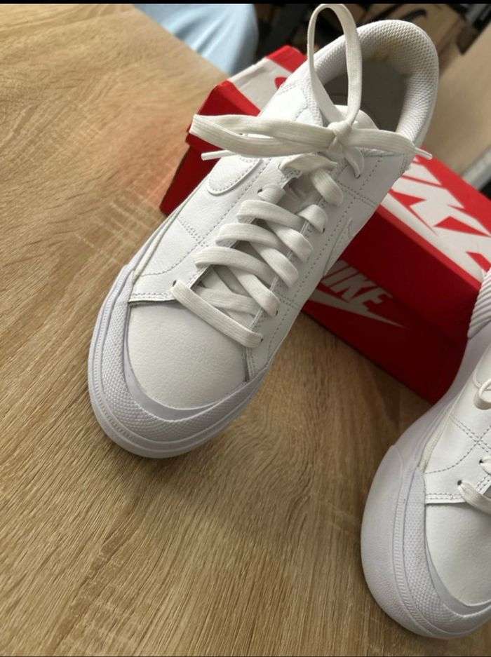Chaussures femme taille 38,5 NIKE - photo numéro 2