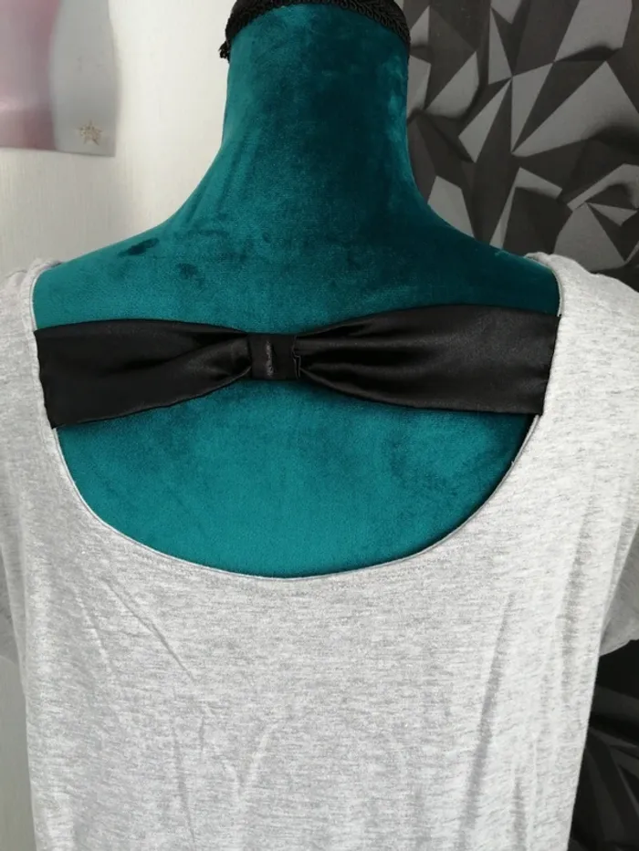Tee-shirt gris avec différentes broderies et noeud noir dans le dos / arkitect / (L) - photo numéro 3