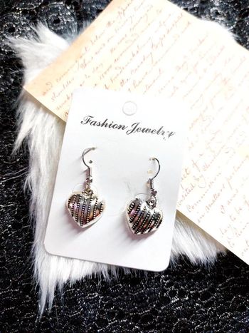 Magnifique paire de boucles d'oreilles pendantes cœur couleur argenté