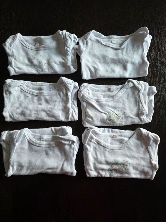 Lot de 6 bodies en 9 mois