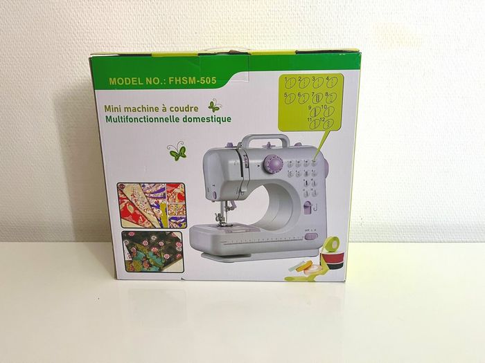 Machine à coudre neuve, jamais utilisée, dans son carton Largeur 27,5 cm x hauteur 26 cm x profondeu - photo numéro 2